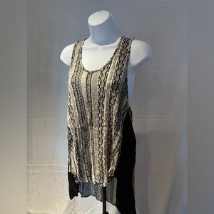 Women’s Vintage Havana tank top with high low hem. Size L.